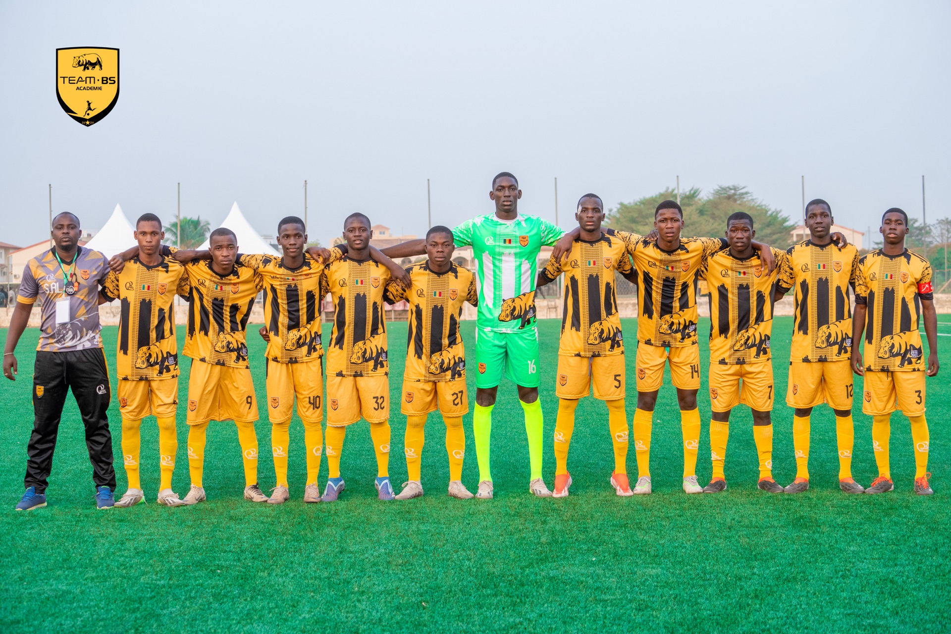 L’équipe TEAM BS réunie en tenue de match sur le terrain