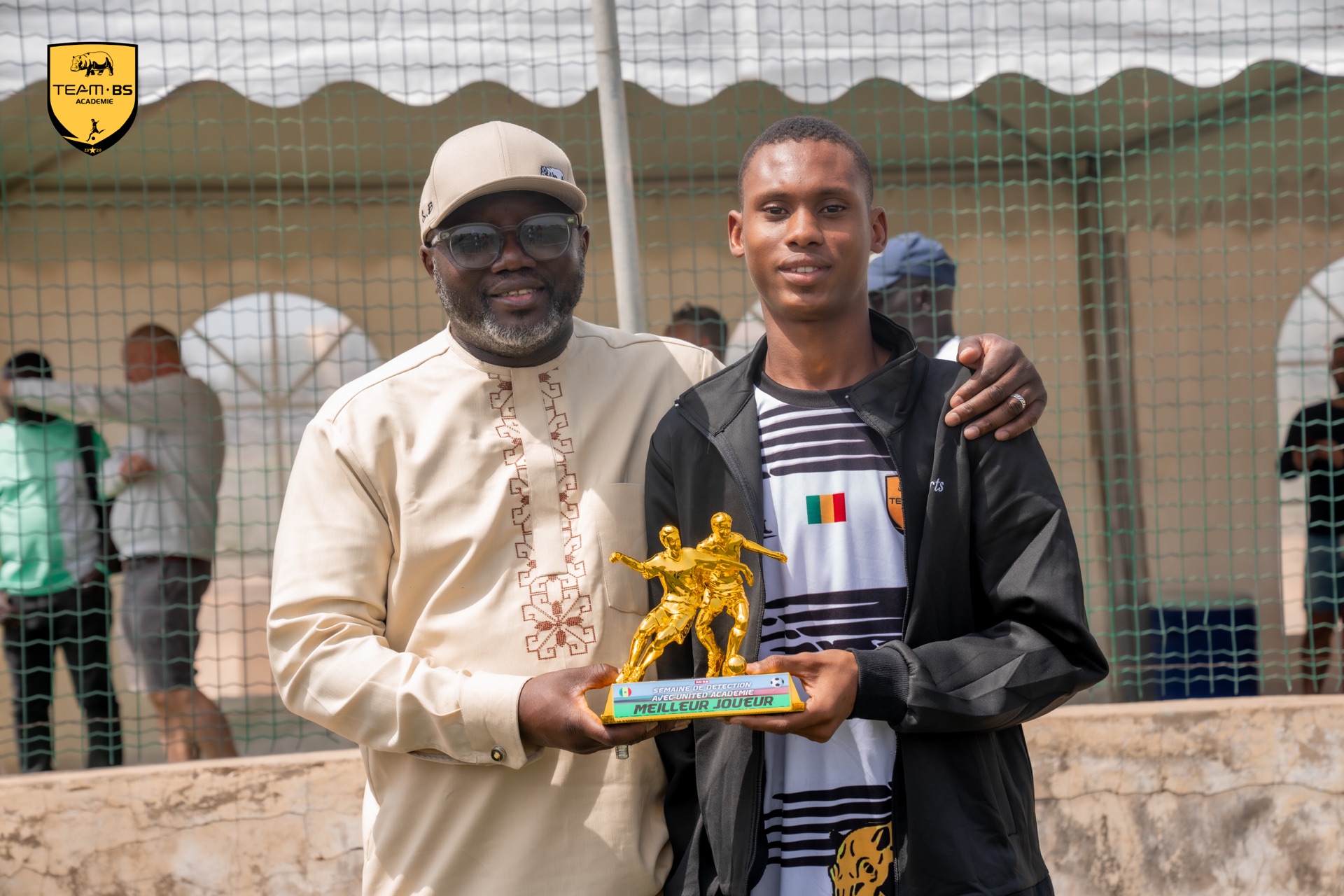 Morel reçoit le trophée de meilleur joueur du tournoi