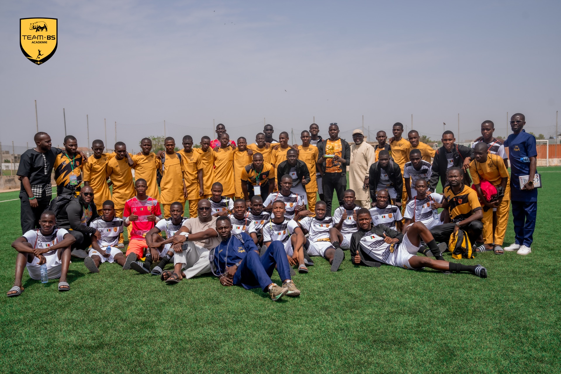 Le groupe TEAM BS rassemble ses joueurs et son staff autour du trophée