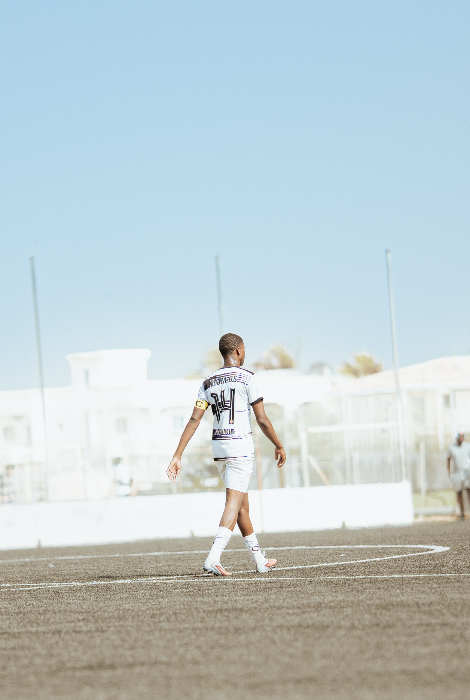 Koly Sidibé sur le terrain, portant le numéro 14 et le brassard de capitaine de TEAM BS